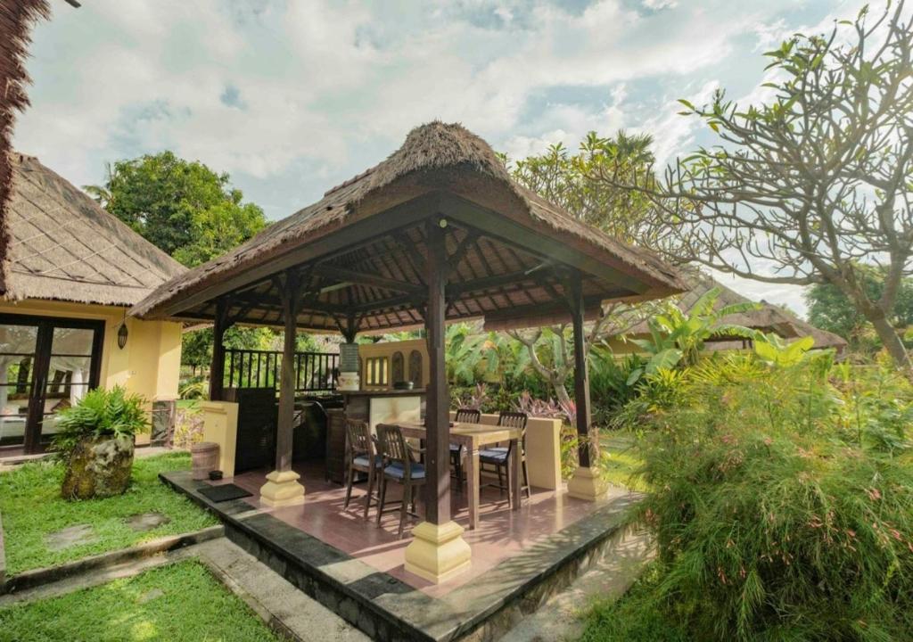 gazebo dining amertha villa