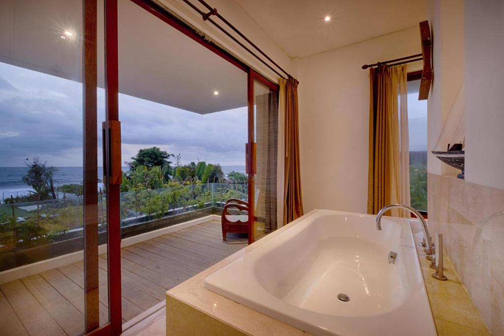 bathtub oceanview kutus villa