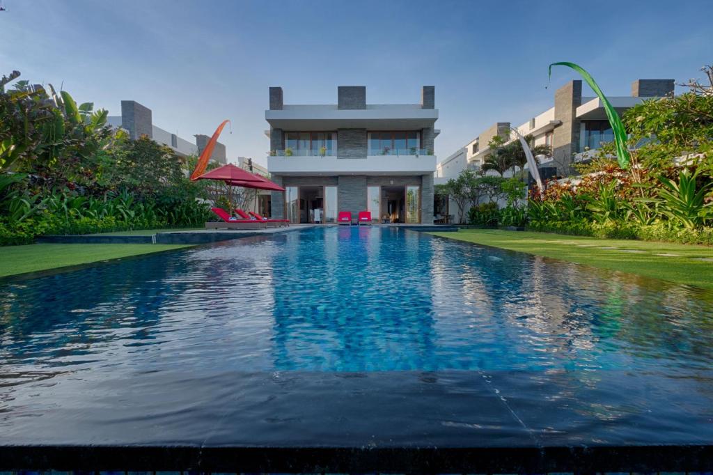 pool front kutus villa