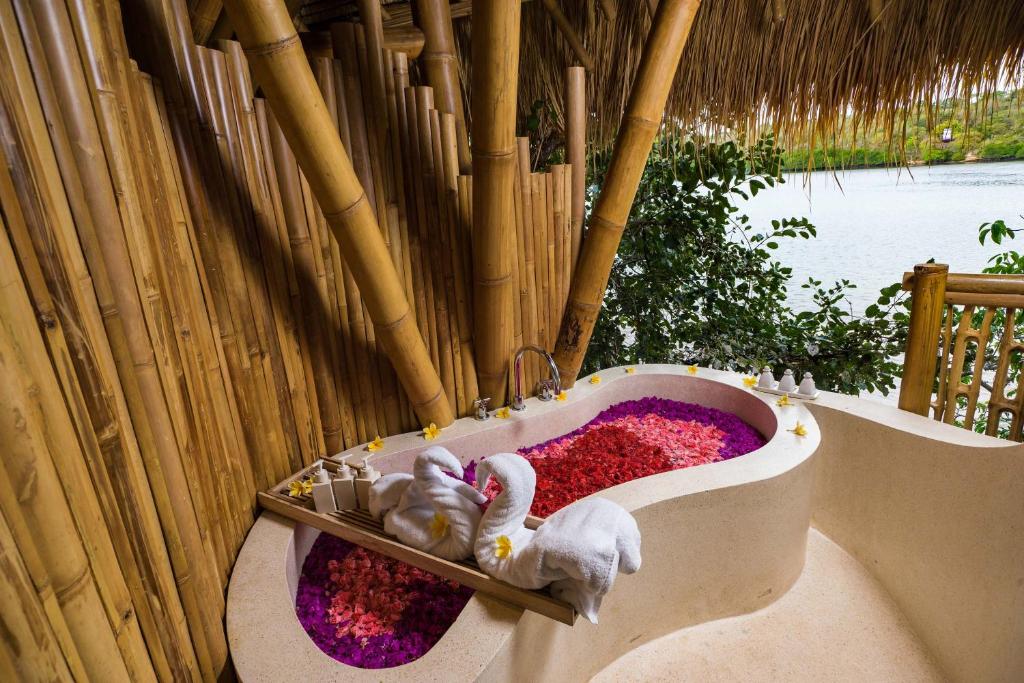 menjangen villa bathroom