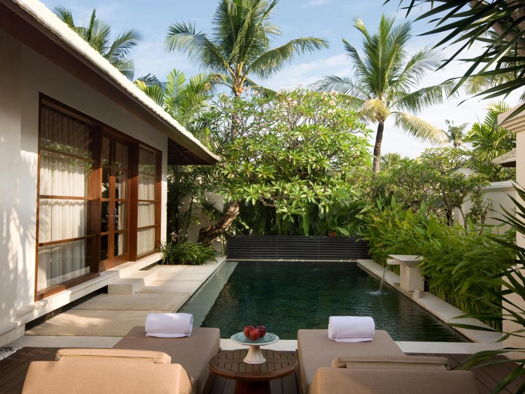 royal villa oceanfront lounge