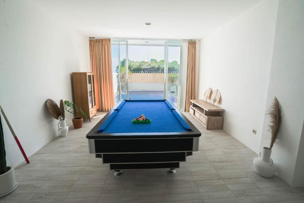 calmspacious villa game room