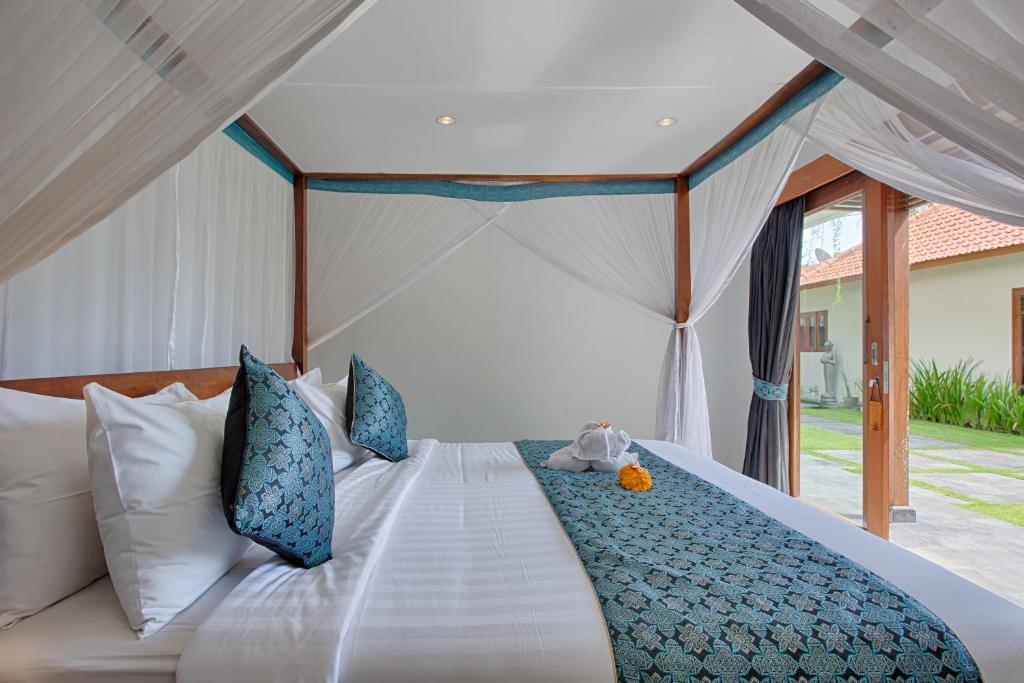 Long bed at Amore Villas