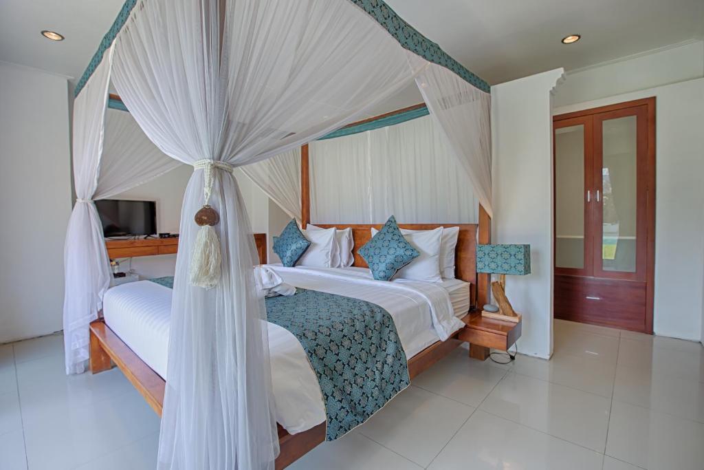 Bedroom with TV at Amore Villas
