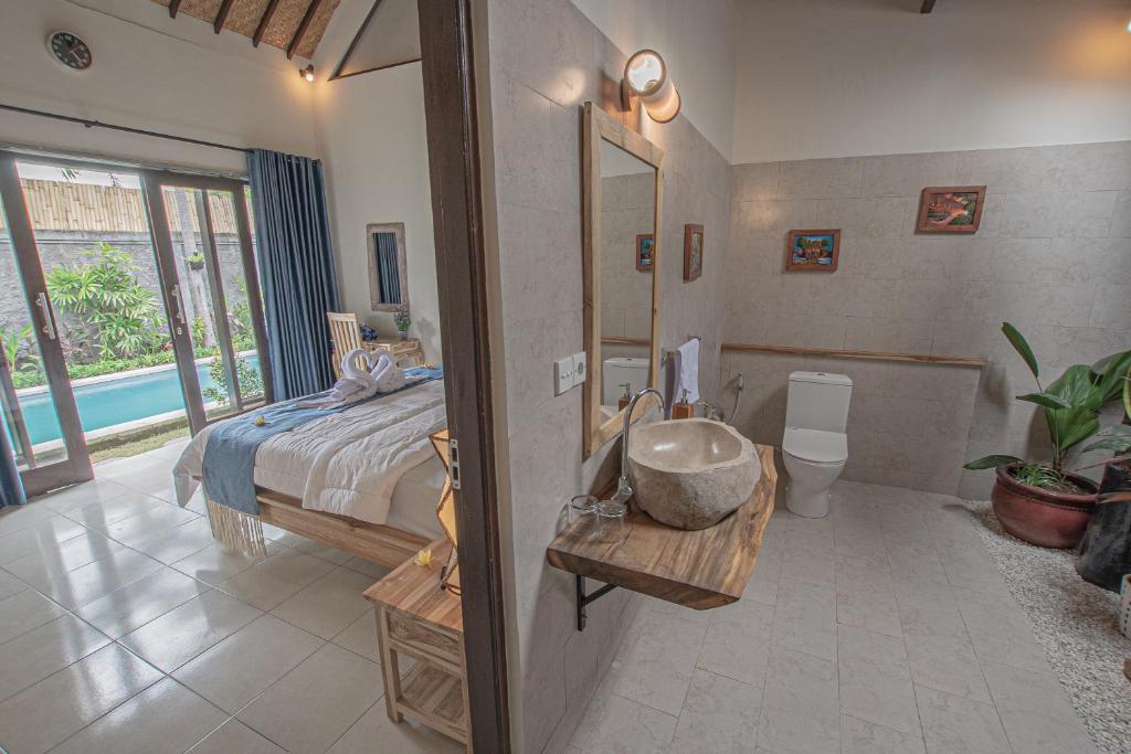 Bedroom with bathroom at Anglia Villa