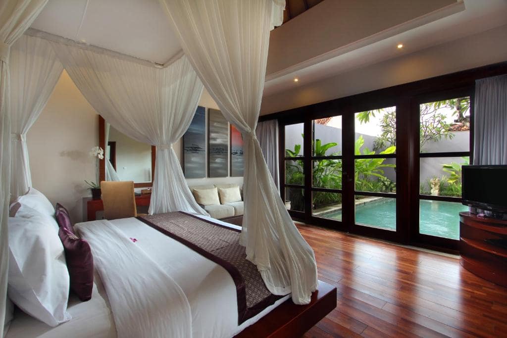 Bedroom with swimming pool at Aria Exclusive Villas