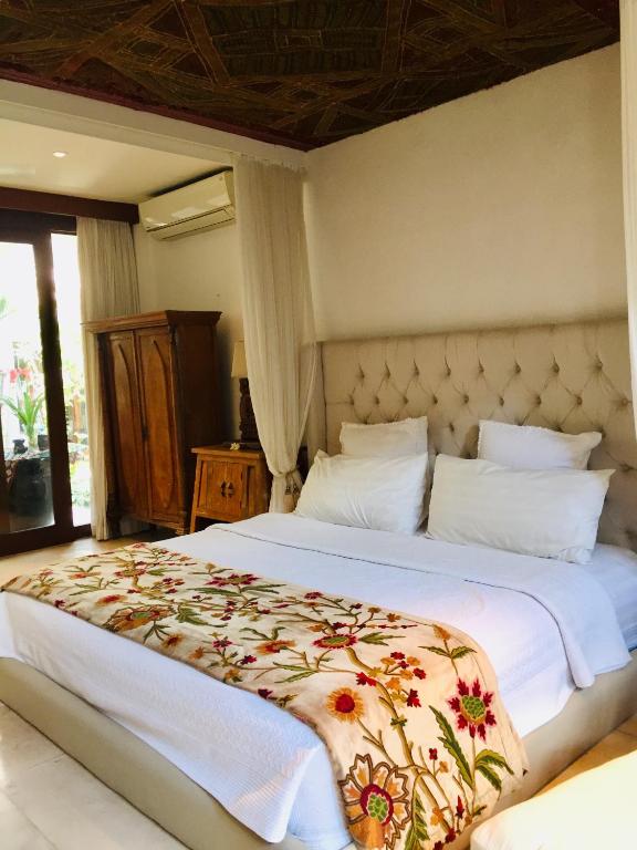 Bedroom with AC at Villa Surga