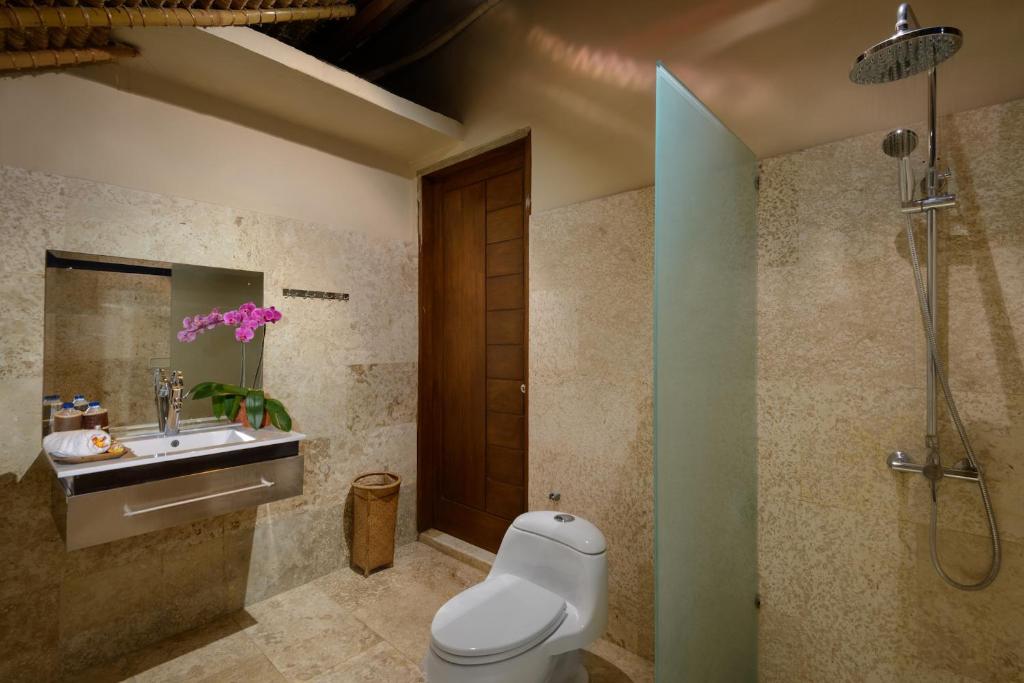Bathroom with shower at Balangan Beach Villa