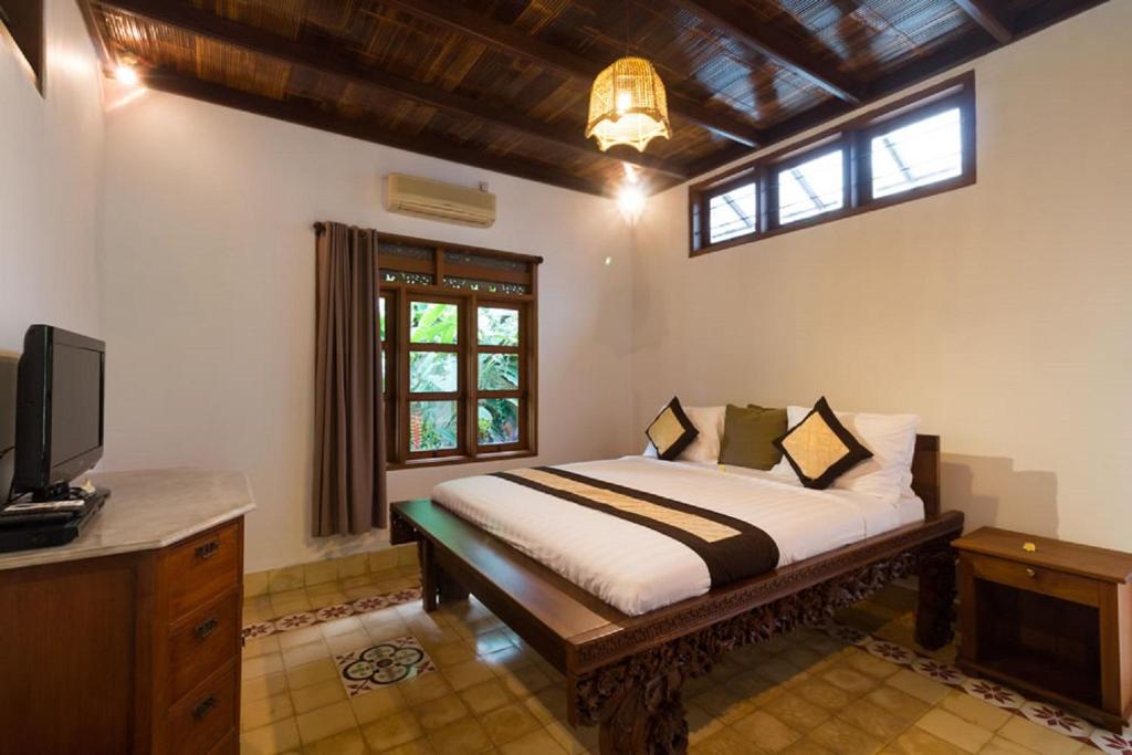 Bedroom with TV at Bali Royal Heritage Villa
