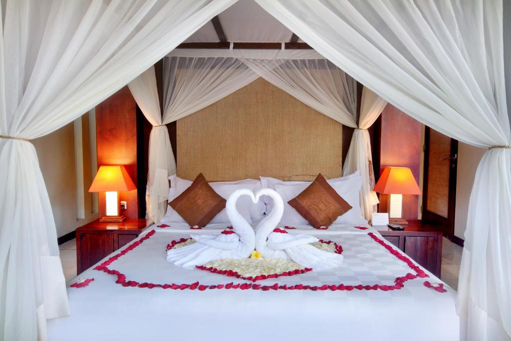 Lond bed at Bhavana Private Villas