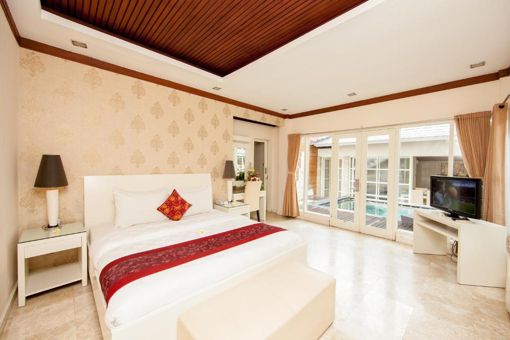 Bedroom with AC at Bugan Villas