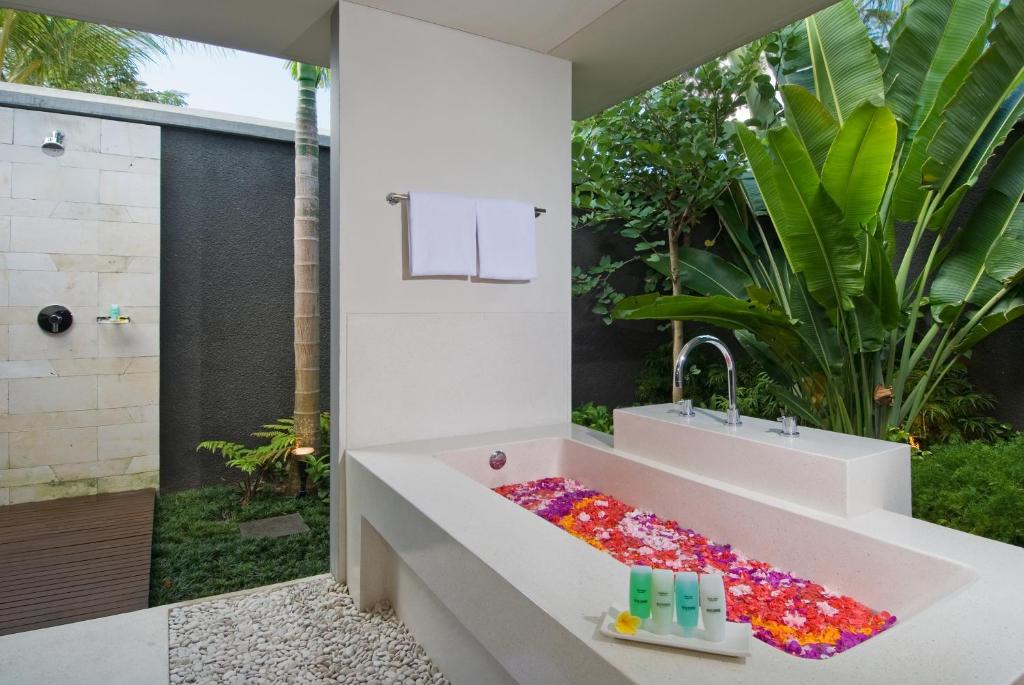 Shower with private pool at Bumi Linggah Villas Bali