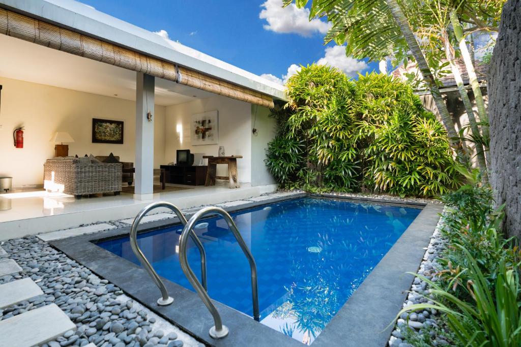 Swimming pool at Bumi Linggah Villas Bali