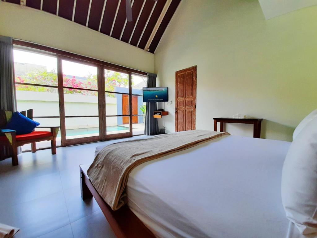 Bedroom with TV at The Decks Bali