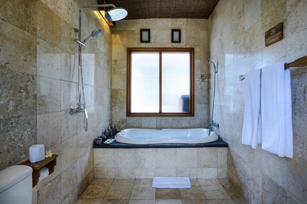 Shower with private pool at Villa Lestari Legian