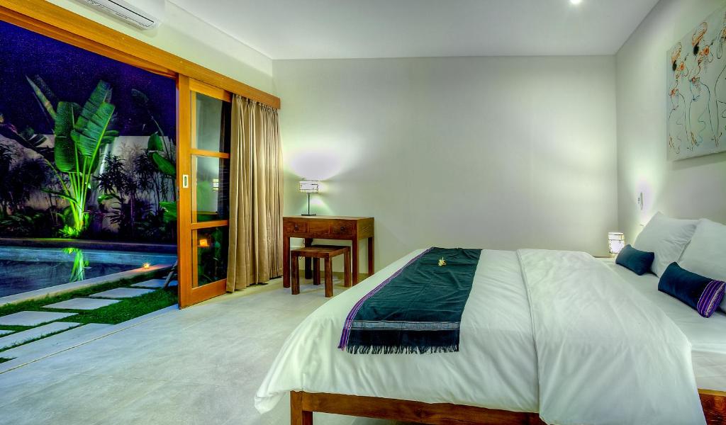 Bedroom with pool at Bracha Villas Bali
