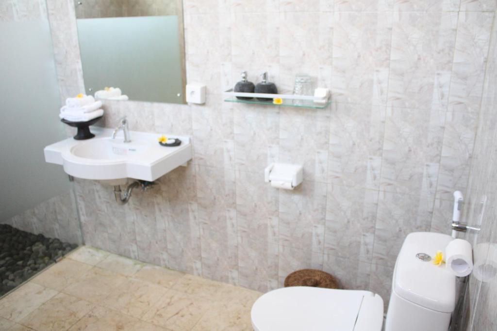 Bathroom with towel at Graha Sandat