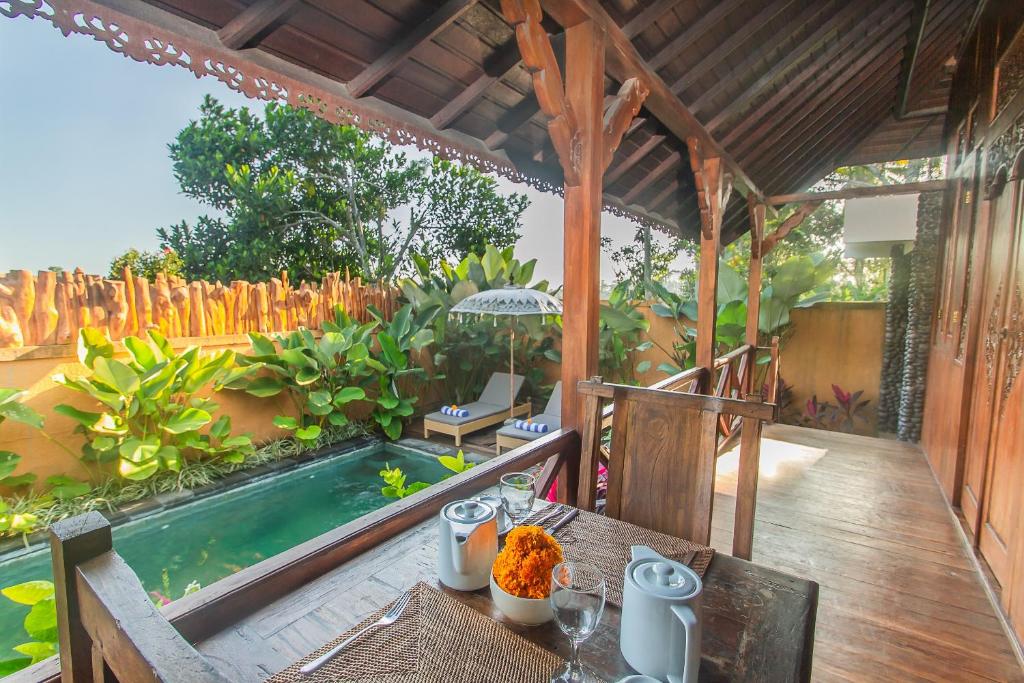 Swimming pool with dinning table at Green Zone Ubud Villas