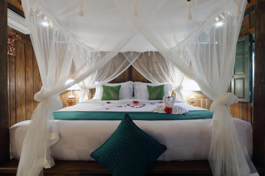 Long bed at Honeymoon Green 