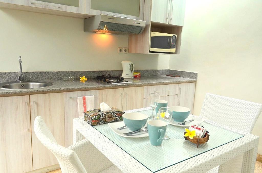 Kitchen with table at Jas Boutique Villas