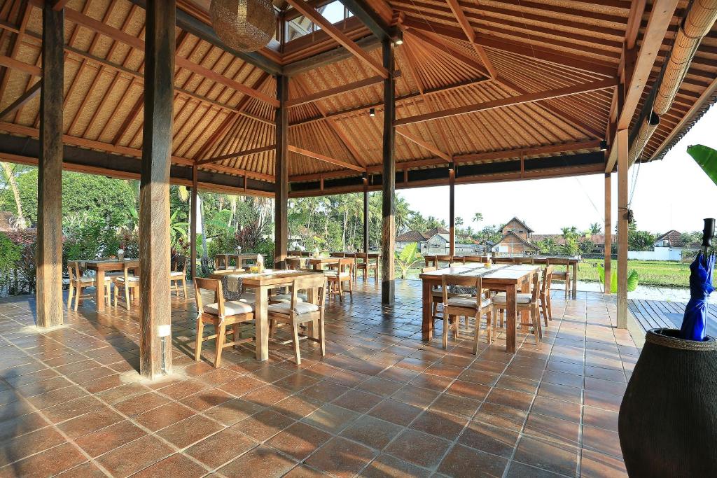 Dining table at Kabinawa Ubud Villas 