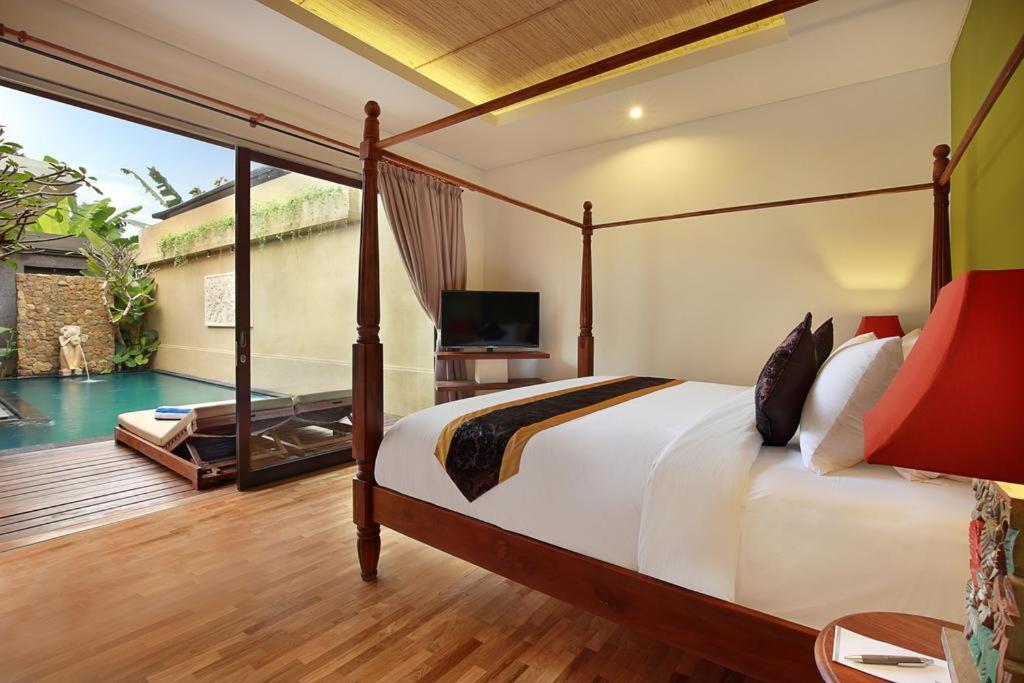 Bedroom with swimming pool at Kamajaya Villas