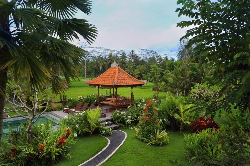 Garden view with swimming pool at Meng Bengil Villa