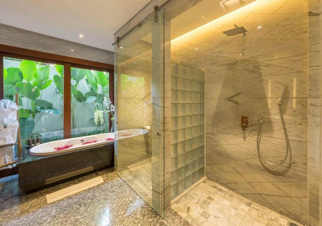 Shower with bathroom at Mokko Suite Villas Bali
