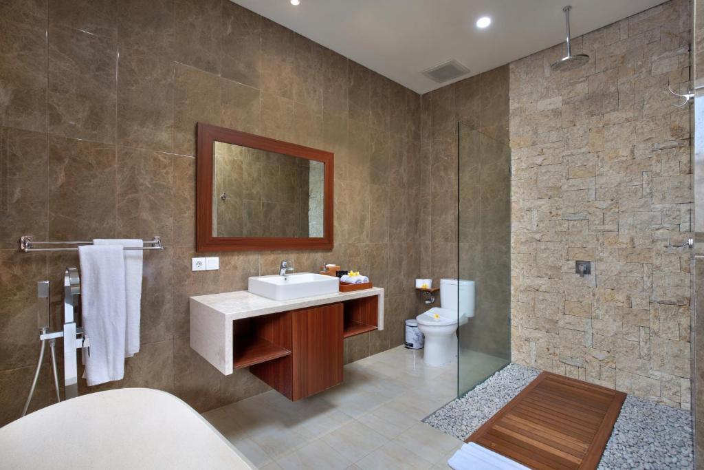 Shower with wash room at Monaco Blu Luxury