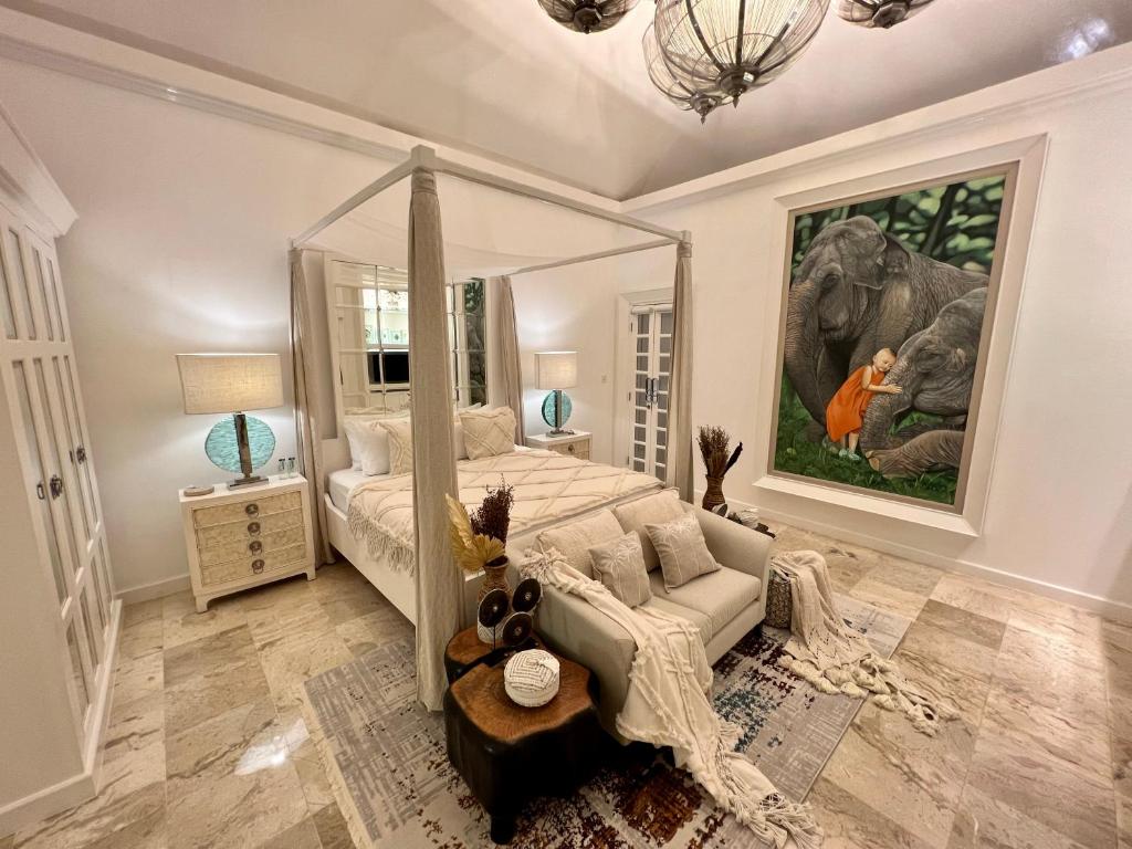 Bedroom with sofa at Moon Villas Umalas