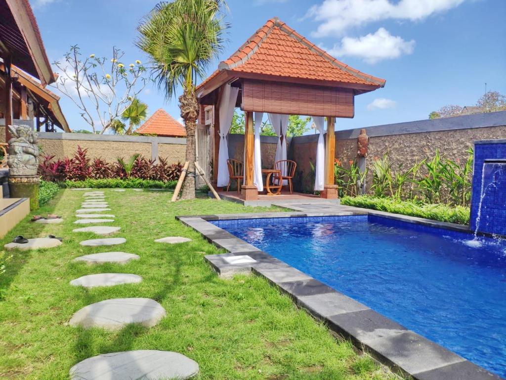 Garden with pool at Nelayan Creative Villas