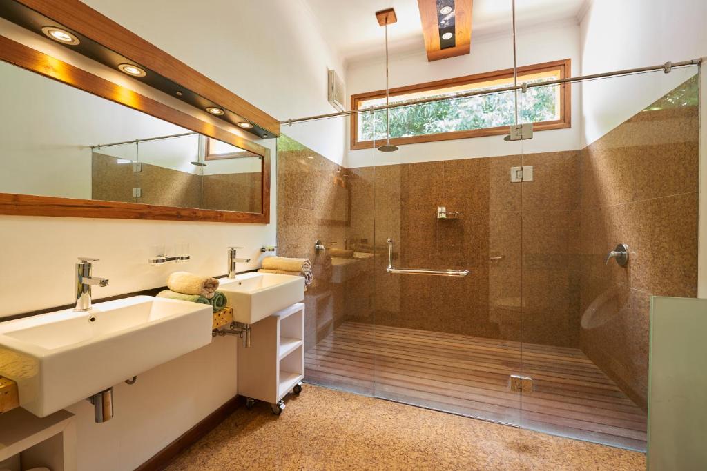 Shower with wash room at Octopus Villas