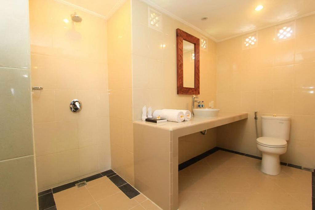 Bathroom with shower at Radiant Jepun Villa