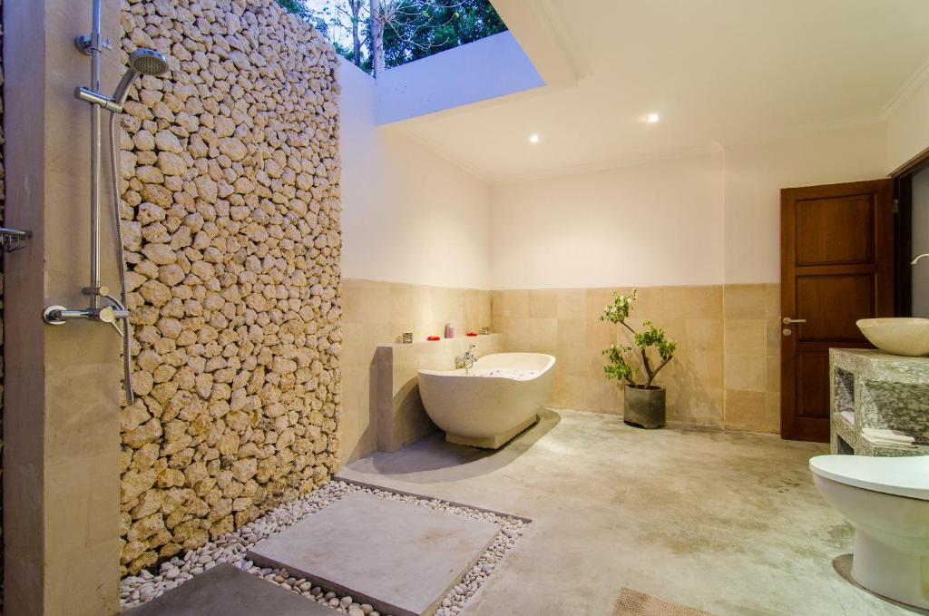 Bathroom with shower at Sanglung Villas 