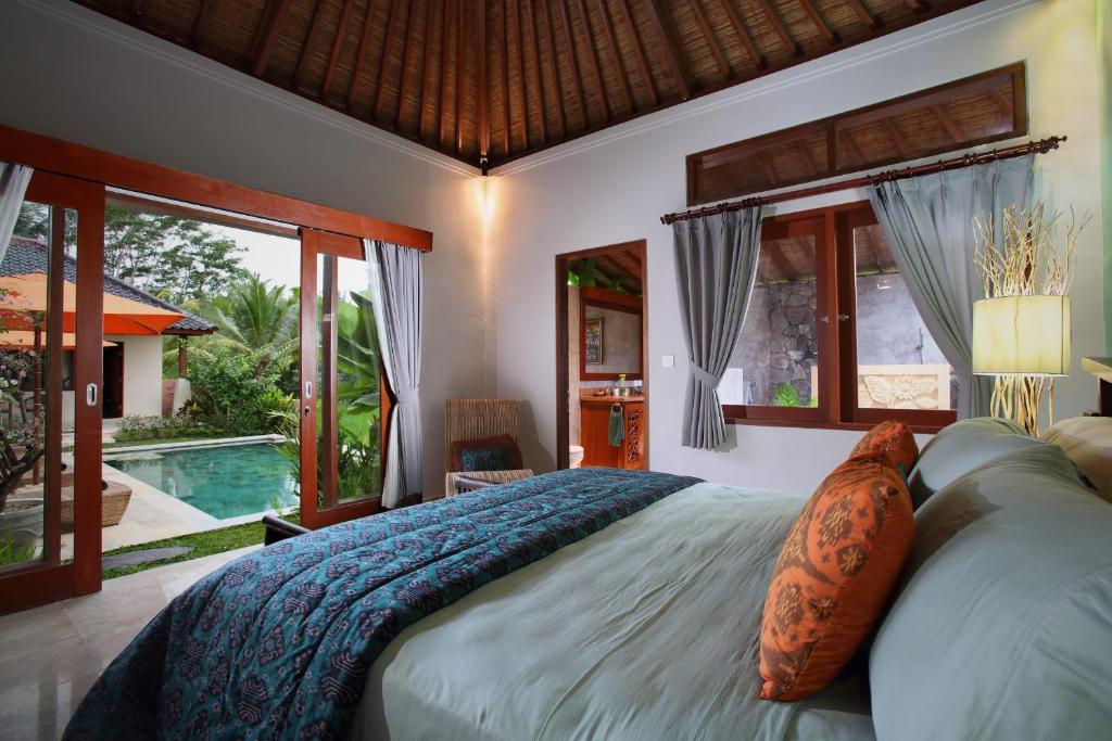Side bed at Satori Villas Bali