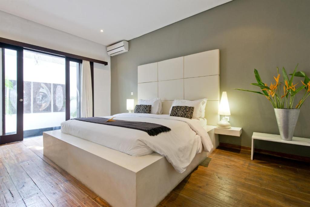 Bedroom with AC at Villa Surga