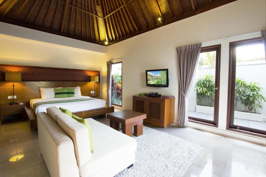 Bedroom with TV at Serene Villas