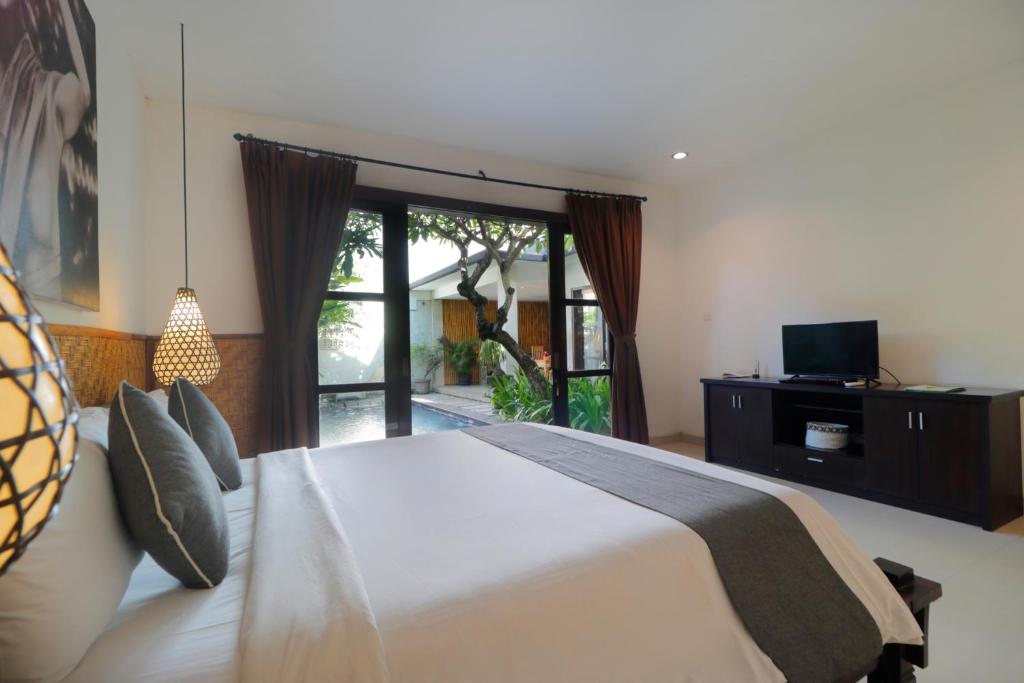 Bedroom with TV at Singgah Villas 