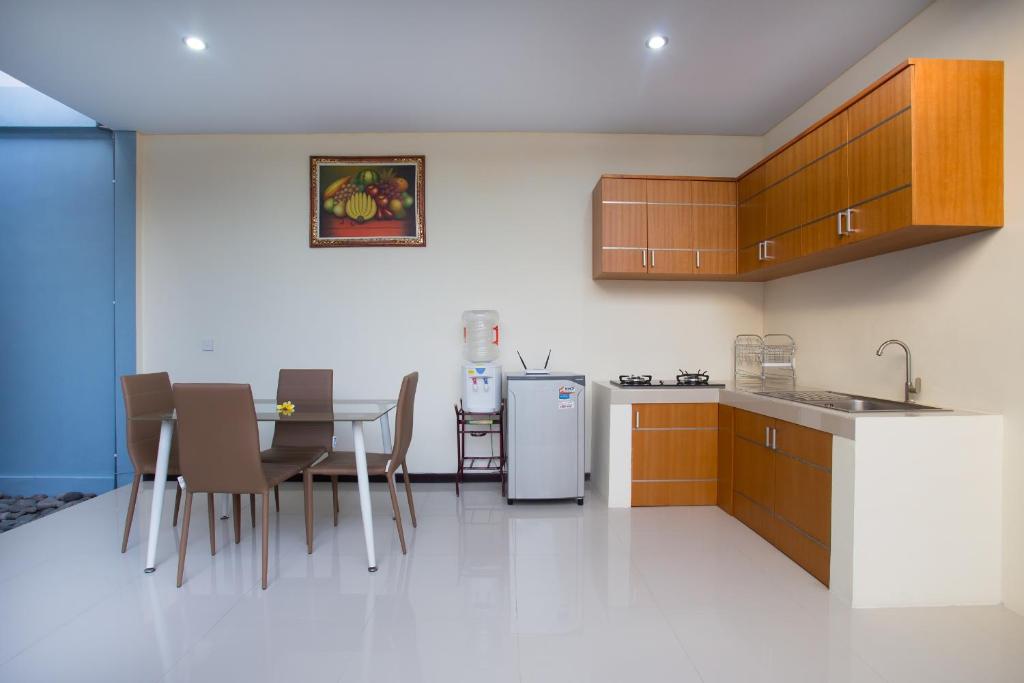 Kitchen with dinning table at The Bagus