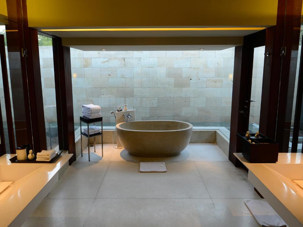 Shower with pool at Lifestyle Retreats