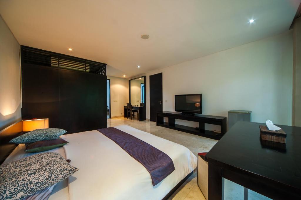 Bedroom with TV at Trekvogels Villa