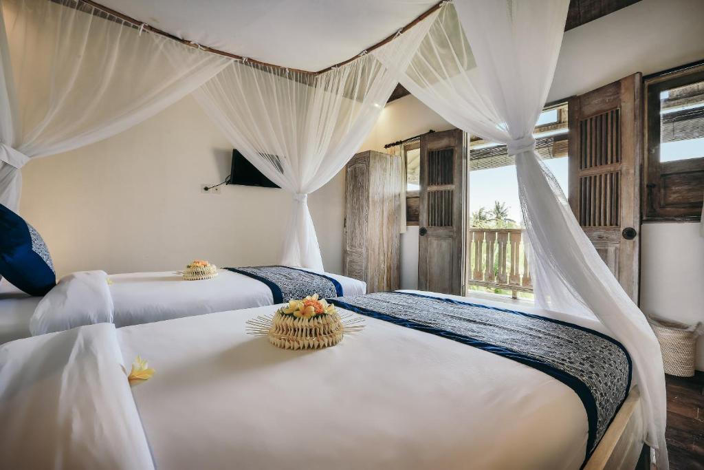 Twin bed side at Ubud Glassy Villa