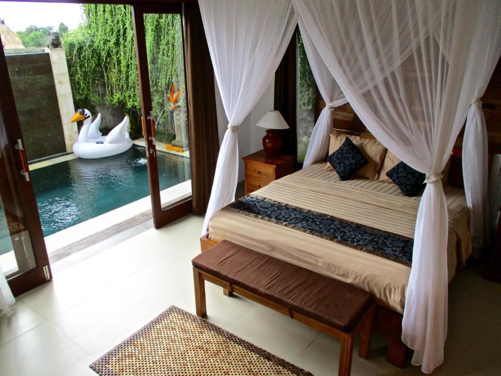 Bedroom with pool at Uma Padi Villa