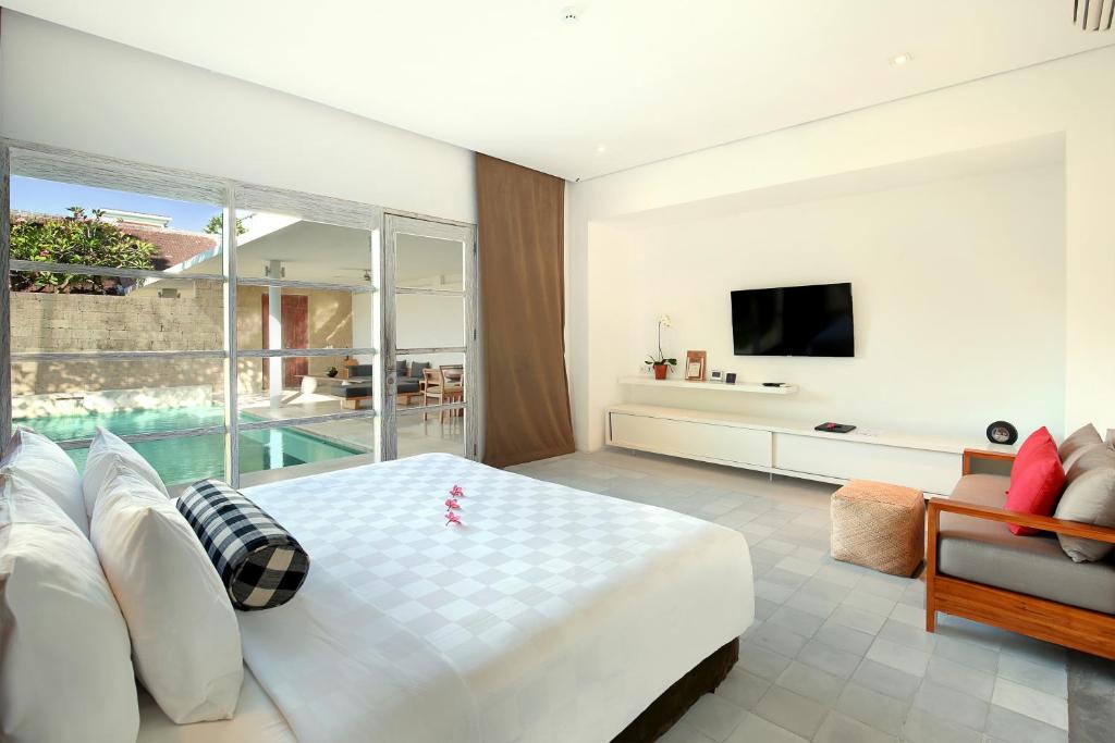 Bedroom with TV at Uma Sapna