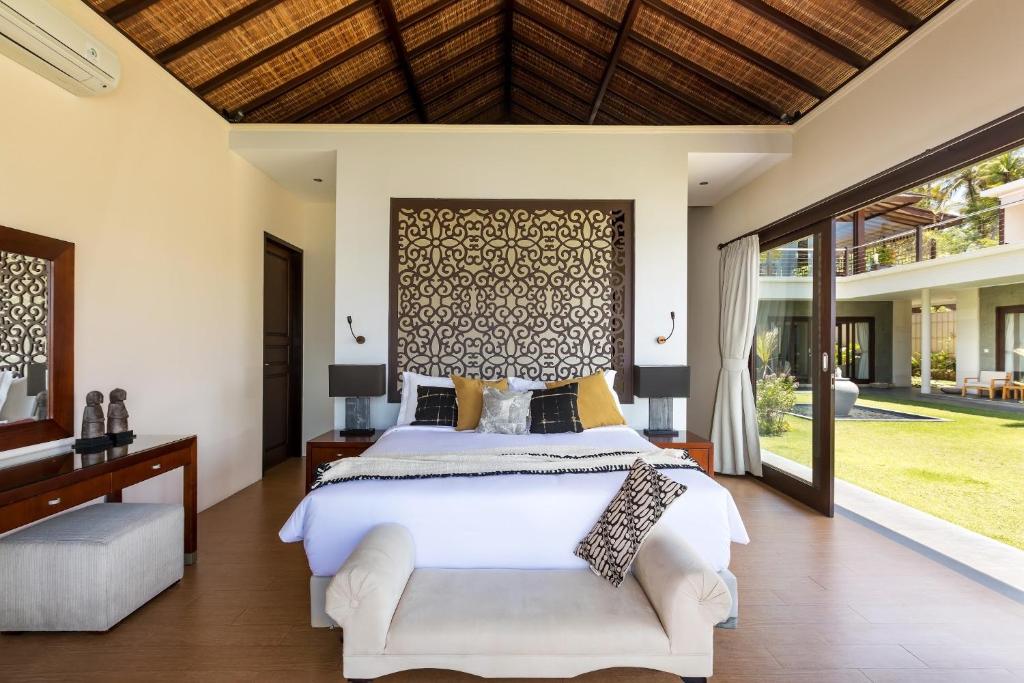 Bedroom with AC at Villa Aamisha