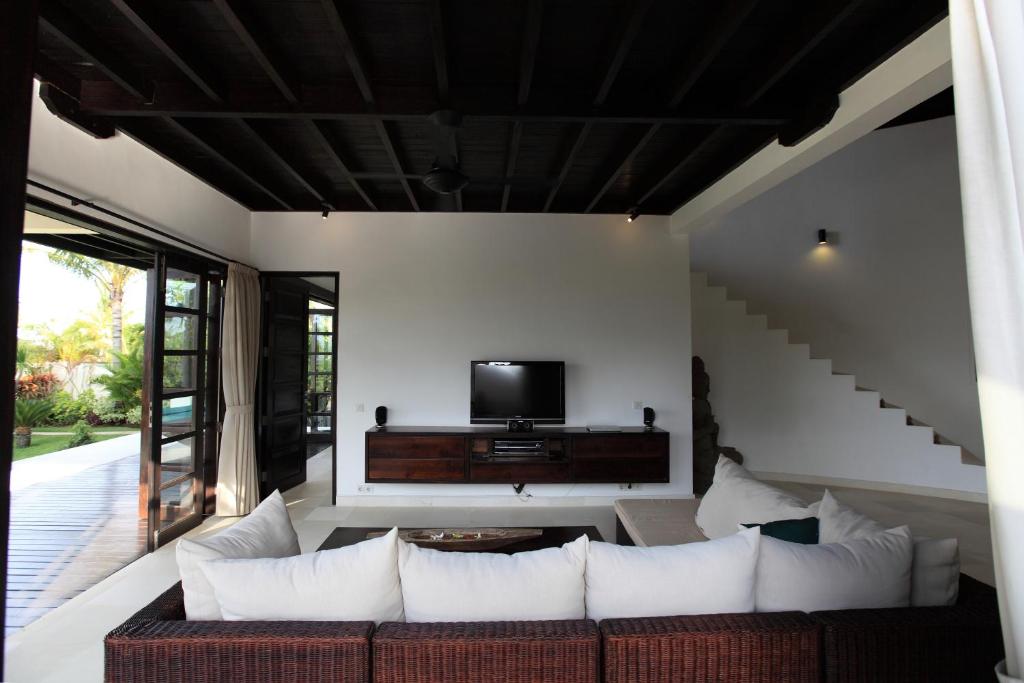 Sofa with Flat-screen TV at Villa Baruna