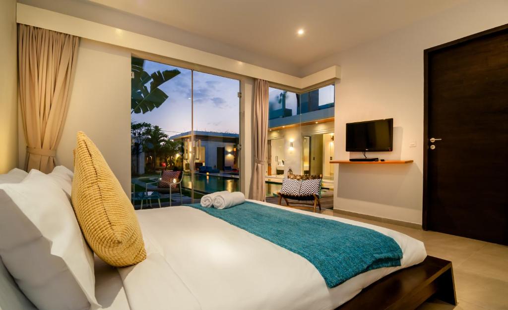 Bedroom with swimming pool at Villa Belle