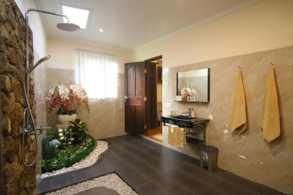 Shower with bathroom at Villa Capung Mas Ubud