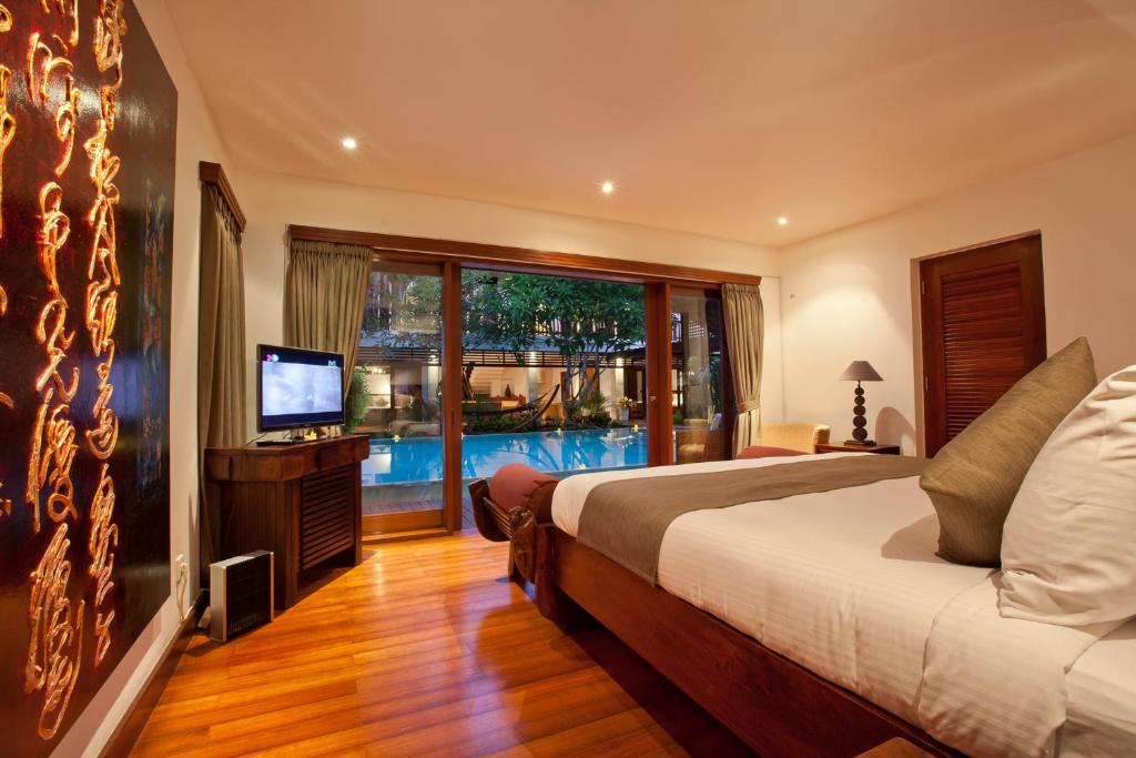 Bedroom with TV at Nagisa Bali