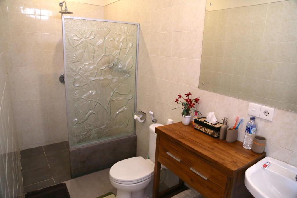 Bathroom with shower at Villa Chinta 